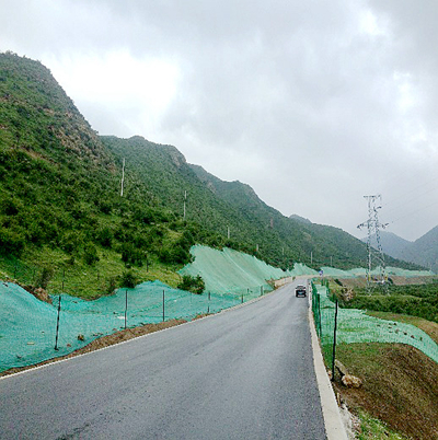 1475997450829609.jpg 公路沿线修复前效果.jpg