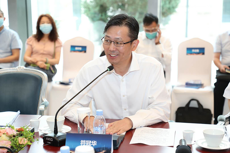 “老交通”智库执行副主任、开云体育集团董事长符冠华主持沙龙.jpg