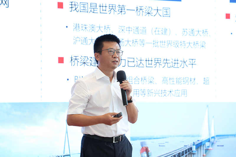 集团副总裁凌晨作主题发言.jpg