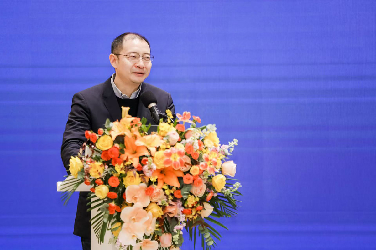 李伟.jpg